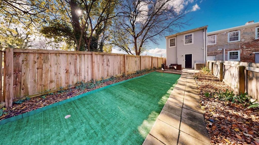 New! Renovated Townhome W/ Putting Green & Patio! Richmond Exterior photo