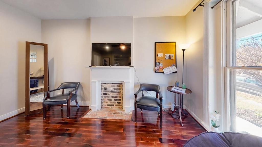 New! Renovated Townhome W/ Putting Green & Patio! Richmond Exterior photo